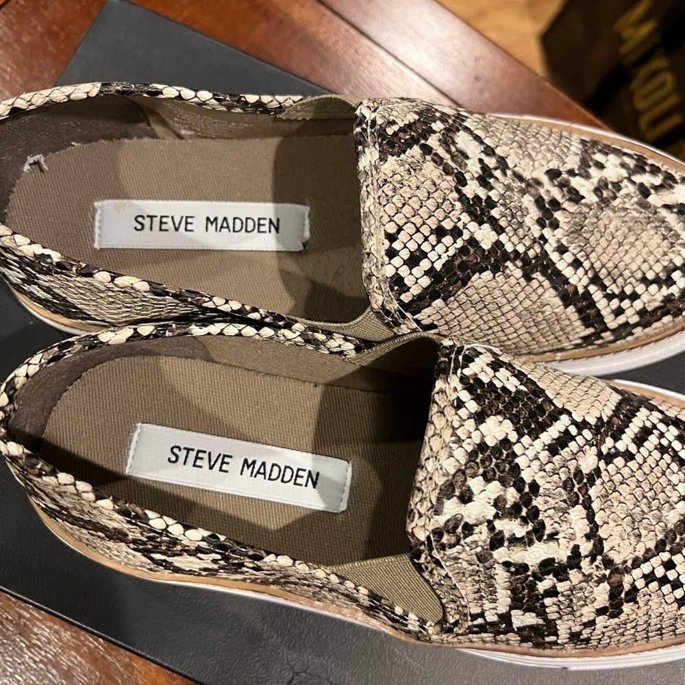STEVE MADDEN ECENTRCQ SNAKE SKIN SLIP ON SNEAKERS NWOT - Picture 2 of 4